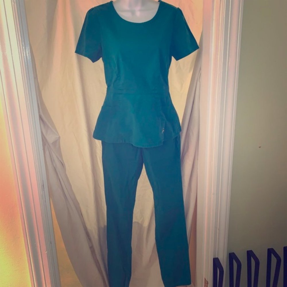 Jaanuu womens XS scrub set Pine green color